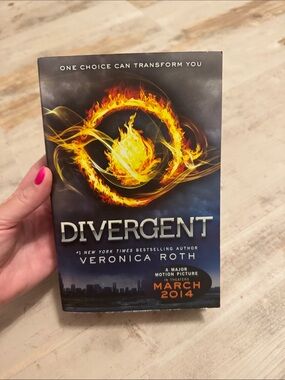 Divergent by Veronica Roth - Fiery Blue Paperback